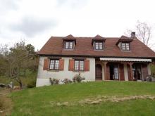 Pavillon traditionnel avec tuiles de bourgogne et charpente en chêne.