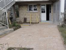 Pose de pavés autobloquants, dans une allée, sur une chape en béton pour une meilleure durabilité. (Après)