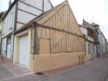 Restauration des pans de bois masqué par un enduit. Peinture  légèrement orangée et remplissage en enduit à la chaux couleur ocre. (Pendant)