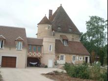 Démolition du garage existant (à gauche) et construction du nouveau garage relié à l'habitation par une galerie en charpente bois. 
Agrandissement de la partie haute de la tour avec les moellons de l'ancien garage, enduit à pierres vues et entablement en pierre. (Après)