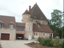 La tour à été reconstruite avec les moellons stockés du garage à partir de la base de la fenêtre puis enduite à pierres vues.Un entablement en pierre de Villeprenoy protège le dessus de la tour.