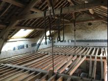 Aménagement d'un grenier : madriers en sapin, isolation du sol, béton allégé armé, parquet collé et carrelage. Isolation du toit et placo avec charpente visible. (Pendant)