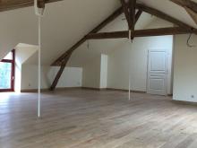 Aménagement d'un grenier : madriers en sapin, isolation du sol, béton allégé armé, parquet collé et carrelage. Isolation du toit et placo avec charpente visible. (Après)