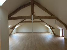 Aménagement d'un grenier : madriers en sapin, isolation du sol, béton allégé armé, parquet collé et carrelage. Isolation du toit et placo avec charpente visible. (Après)