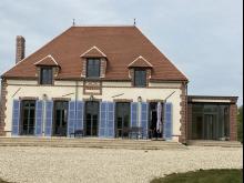Rénovation complète d'une maison : modification des ouvertures, démolition, agrandissement, ravalement, terrasse avec escalier, menuiseries et couverture. (Après)