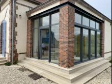 Rénovation complète d'une maison : modification des ouvertures, démolition, agrandissement, ravalement, terrasse avec escalier, menuiseries et couverture. (Après)