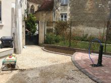 Réfection d'une cour en enrobé rouge et reprise des murets des jardinières. (Avant)