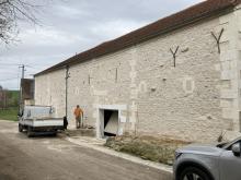 Rénovation d'enduit : piquetage des murs et enduit à pierres vues à la chaux. (Après)
