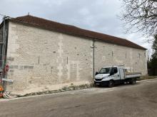 Rénovation d'enduit : piquetage des murs et enduit à pierres vues à la chaux. (Après)