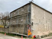 Rénovation d'enduit : piquetage des murs et enduit à pierres vues à la chaux. (Pendant)