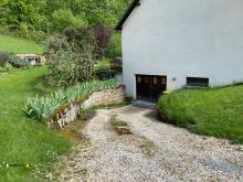 Reprise d'une descente de garage en béton balayé, d'un mur de soutènement enduit avec des tablettes en béton blanc et d'un escalier d'accès.(Avant)