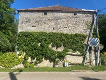 Rénovation d'enduit : piquetage des murs et enduit à pierres vues à la chaux. (Avant)