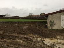Installation d'une microstation (la fosse et le système d'épuration sont intégrés dans le même appareil), posée sur une dalle et sanglée. (Après)