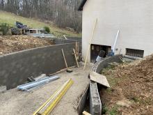 Reprise d'une descente de garage en béton balayé, d'un mur de soutènement enduit avec des tablettes en béton blanc et d'un escalier d'accès.(Pendant)
