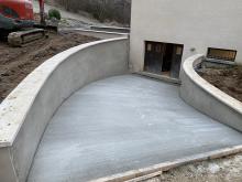 Reprise d'une descente de garage en béton balayé, d'un mur de soutènement enduit avec des tablettes en béton blanc et d'un escalier d'accès.(Après)