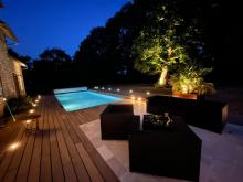 Implantation de la piscine et agrandissement de la terrasse existante en bois et carrelage. (Après)