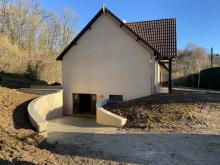Reprise d'une descente de garage en béton balayé, d'un mur de soutènement enduit avec des tablettes en béton blanc et d'un escalier d'accès.(Après)