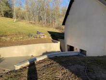 Reprise d'une descente de garage en béton balayé, d'un mur de soutènement enduit avec des tablettes en béton blanc et d'un escalier d'accès.(Après) 