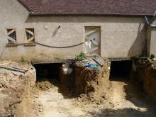 Renforcement des fondations (fissures en escalier caractéristiques d'un tassement des fondations). Massifs coulés par phases alternées. (Pendant)