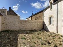 Restauration complète d'une longère : couverture et création de lucarnes, démolition, ouvertures intérieures et extérieures, ravalement, menuiseries, mur de clôture avec les pierres issues de la démolition et plancher béton à l'étage. (Après)