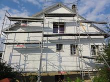 La réalisation d'une Isolation Thermique Extérieure (ITE) : 9) Après la pose de la 2ème couche de ragréage, pose du régulateur de fond pour finition