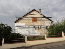 La réalisation d'une Isolation Thermique Extérieure (ITE) : 1) Montage de l'échafaudage (pour travailler en sécurité) et pose de l'isolant