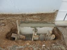 Renforcement des fondations (fissures en escalier caractéristiques d'un tassement des fondations). Massifs coulés par phases alternées. (Pendant)