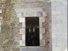 Restauration complète d'une longère : couverture et création de lucarnes, démolition, ouvertures intérieures et extérieures, ravalement, menuiseries, mur de clôture avec les pierres issues de la démolition et plancher béton à l'étage. (Pendant)