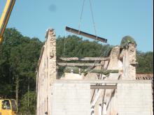 Rénovation de grande ampleur : renfort de plancher par poutrelle acier, reconstruction du pignon en parpaings, façade enduite à la chaux, pignon et entourage de fenêtre habillés en briques. (Pendant)