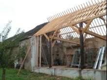 Réfection partielle d'une grange : démolition de la partie menaçant de s'effondrer, reprise des fondations, ossature bois avec repose des tuiles de Bourgogne et mixe bardage en Douglas et enduit. (Pendant)