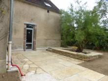 Terrassement d'une cour pour dallage en Pierre de Bourgogne grand format (allée, marches et muret). (Après)