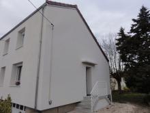 Isolation Thermique Extérieure (ITE) et ravalement sur une maison à Auxerre. Installation des nouveaux volets roulants et rénovation de l'escalier de l'entrée. (Après)