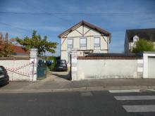 Portail et piliers en pierre massive et briques repris, suite à un accident. Enduit taloché à la chaux et couronnement en tuiles. (Avant)