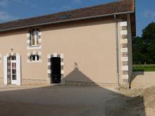 Réduction d'une porte de garage en porte d'entrée, en pierre et briques, linteau avec voussoirs. (Après)