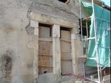 Restauration complète d'une longère : couverture et création de lucarnes, démolition, ouvertures intérieures et extérieures, ravalement, menuiseries, mur de clôture avec les pierres issues de la démolition et plancher béton à l'étage. (Pendant)