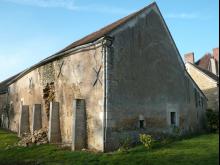 Cette grange menace de s'éffondrer malgré les contreforts .