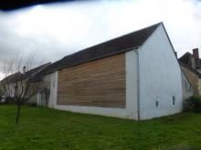 La repose des tuiles de Bourgogne , le bardage en Douglass et l'enduit laisse à cette grange son caractère ancien.