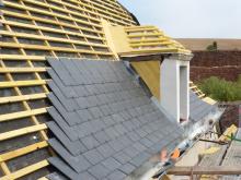 Rénovation d'une couverture Shingle en ardoises posées aux crochets. Les cheminées sont enduites et les lucarnes sont refaite en béton et habillées en zinc prépatiné noir (Pendant)