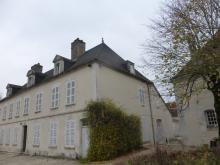Rénovation d'une couverture Shingle en ardoises posées aux crochets. Les cheminées sont enduites et les lucarnes sont refaite en béton et habillées en zinc prépatiné noir (Avant)