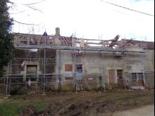 Restauration complète d'une longère : couverture et création de lucarnes, démolition, ouvertures intérieures et extérieures, ravalement, menuiseries, mur de clôture avec les pierres issues de la démolition et plancher béton à l'étage. (Pendant)