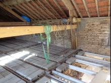 Restauration complète d'une longère : couverture et création de lucarnes, démolition, ouvertures intérieures et extérieures, ravalement, menuiseries, mur de clôture avec les pierres issues de la démolition et plancher béton à l'étage. (Pendant)