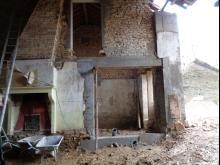Restauration complète d'une longère : couverture et création de lucarnes, démolition, ouvertures intérieures et extérieures, ravalement, menuiseries, mur de clôture avec les pierres issues de la démolition et plancher béton à l'étage. (Pendant)