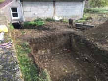 Installation d'une microstation (la fosse et le système d'épuration sont intégrés dans le même appareil), posée sur une dalle et sanglée. (Pendant)