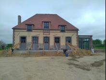 Rénovation complète d'une maison : modification des ouvertures, démolition, agrandissement, ravalement, terrasse avec escalier, menuiseries et couverture. (Pendant)