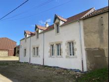 Restauration complète d'une longère : couverture et création de lucarnes, démolition, ouvertures intérieures et extérieures, ravalement, menuiseries, mur de clôture avec les pierres issues de la démolition et plancher béton à l'étage. (Après)