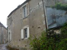 Modification d'un auvent en tôle ondulée, en charpente chêne avec mur en pierres de récupération et enduit à la chaux. (Avant)