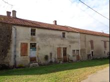 Restauration complète d'une longère : couverture et création de lucarnes, démolition, ouvertures intérieures et extérieures, ravalement, menuiseries, mur de clôture avec les pierres issues de la démolition et plancher béton à l'étage. (Avant)