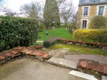 Réfection de terrasse en pavés Porphyre posés sur chape et couronnement des murets en pierre. (Avant)