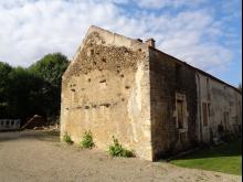 Restauration complète d'une longère : couverture et création de lucarnes, démolition, ouvertures intérieures et extérieures, ravalement, menuiseries, mur de clôture avec les pierres issues de la démolition et plancher béton à l'étage. (Avant)
