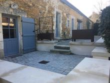 Réfection de terrasse en pavés Porphyre posés sur chape et couronnement des murets en pierre. (Après)